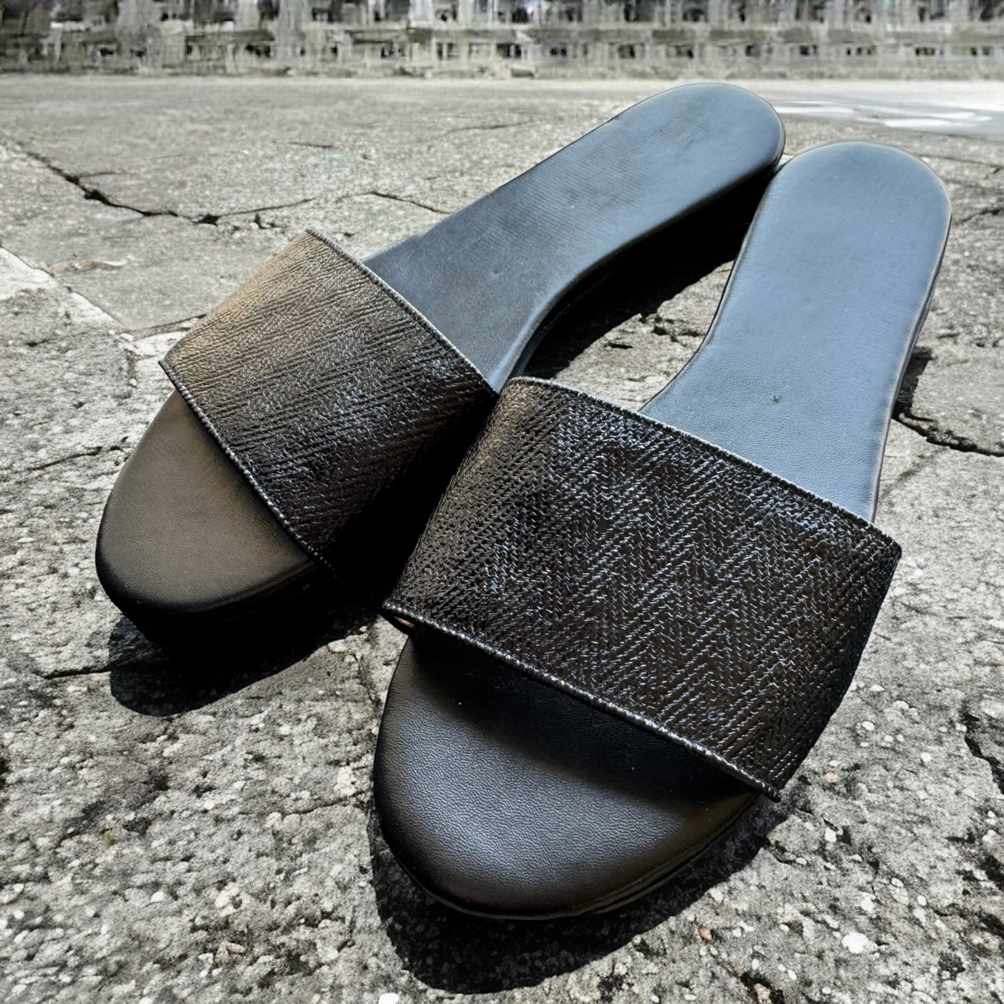 ALL BLACK SLIPPERS